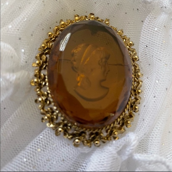 VINTAGE REVERSE CAMEO ~ AMBER / GOLD CONVERTIBLE BROOCH-NECKLACE - Picture 8 of 9